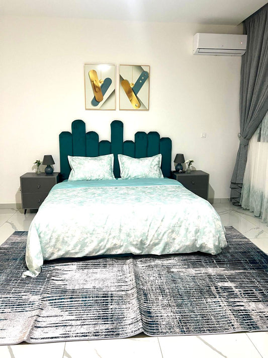 lit capitonné mains