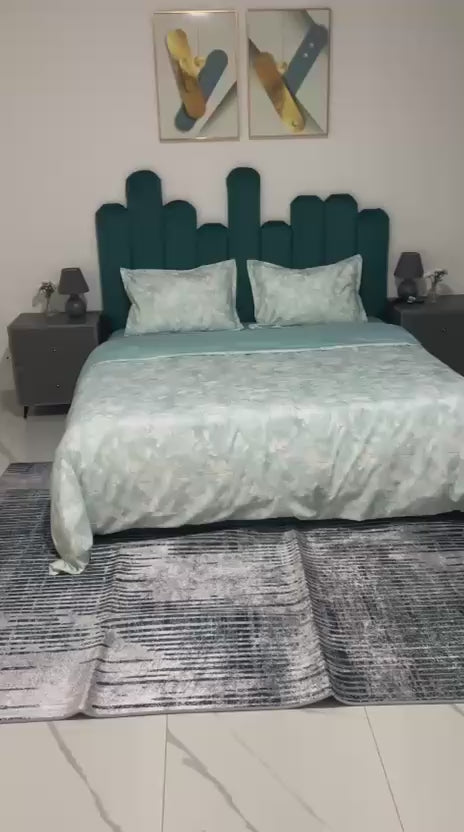 lit capitonné mains